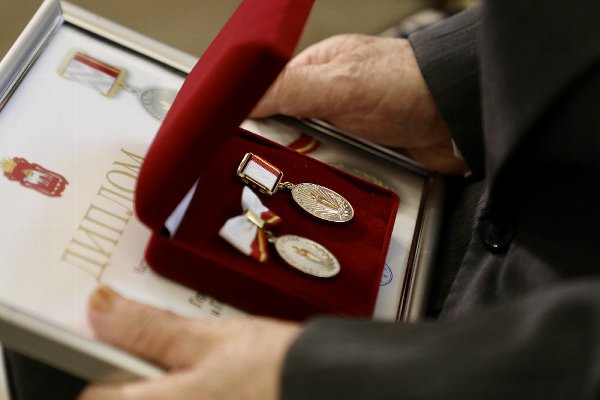 Еще свыше тысячи супружеских пар из Челябинской области награждены знаком отличия «Семейное счастье»